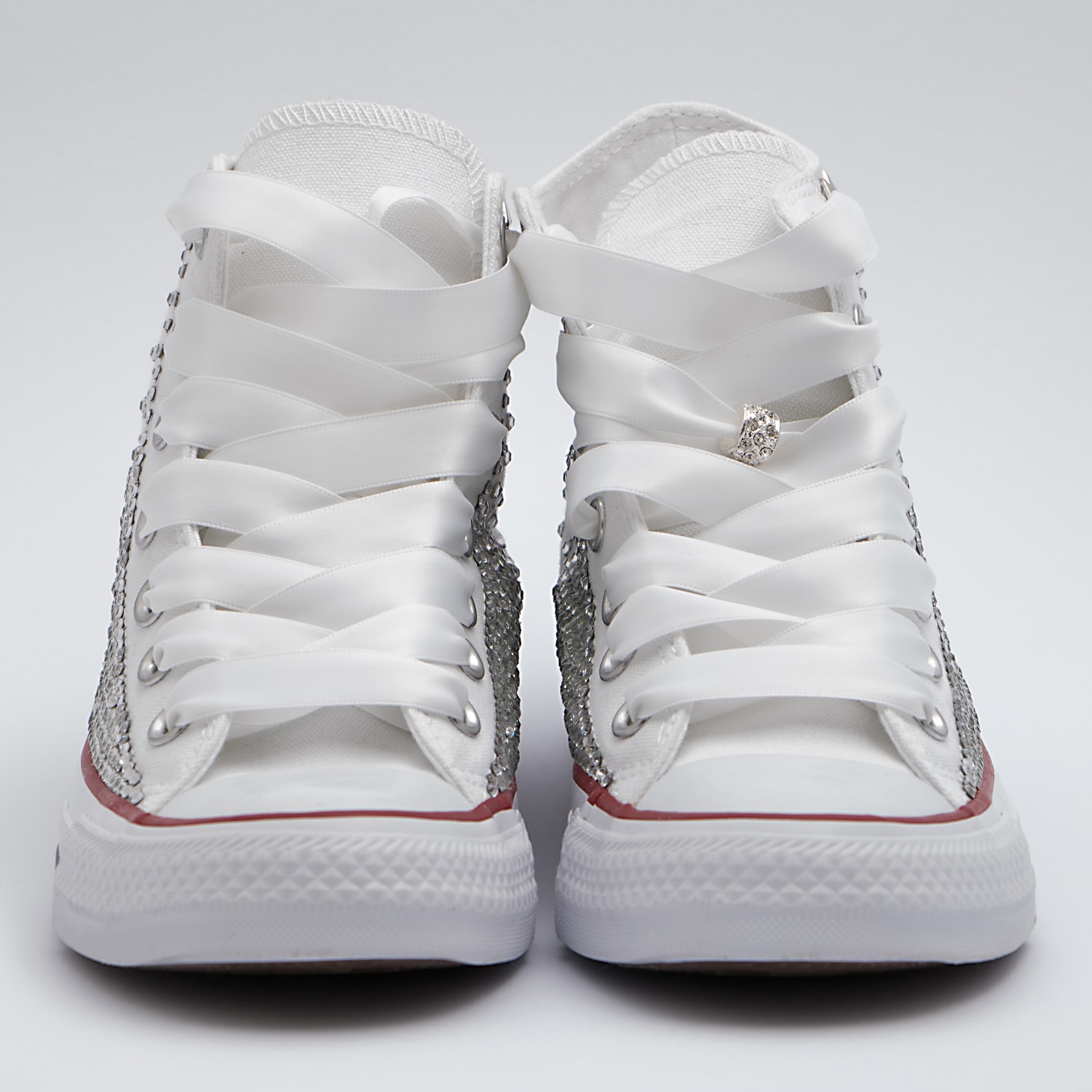 scarpe tipo converse con borchie