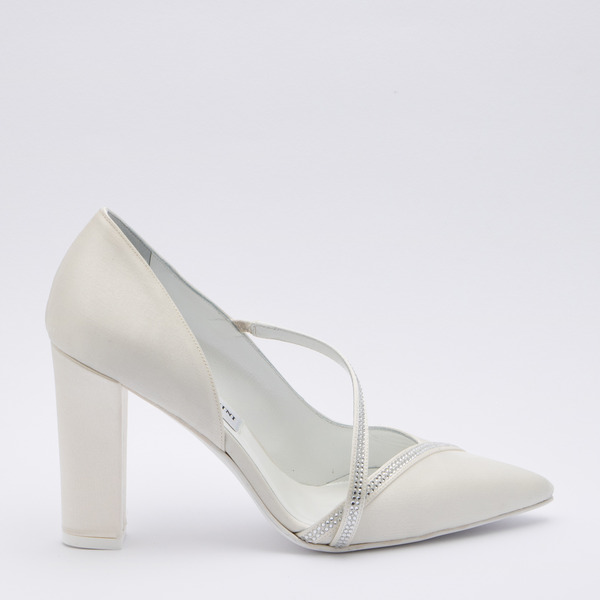 Satin bride shoes with rhinestone lists