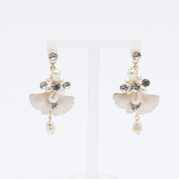 Orecchini con perle di fiume, strass e foglie dorate