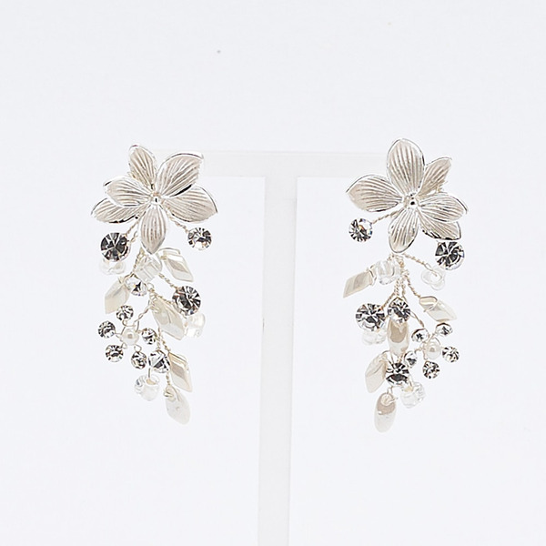 Orecchini argentati a fiore con perle e strass 