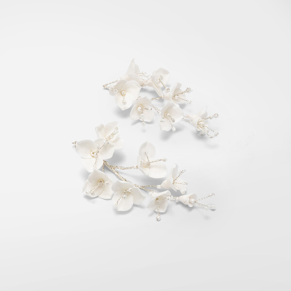 Rametti con fiori in porcellana bianchi