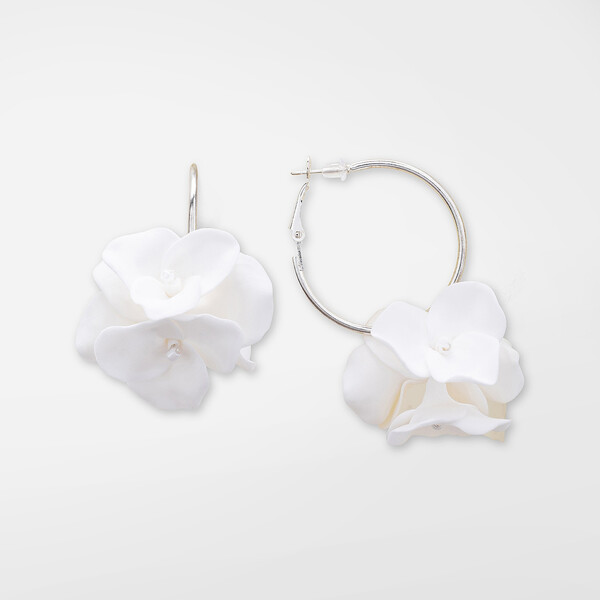 Orecchini a cerchio con fiori in porcellana