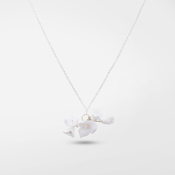 Collana con fiori in porcellana