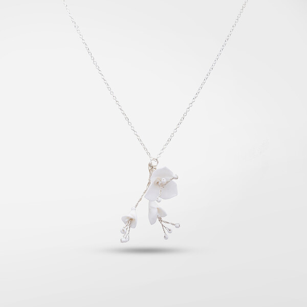 Collana con fiori in porcellana