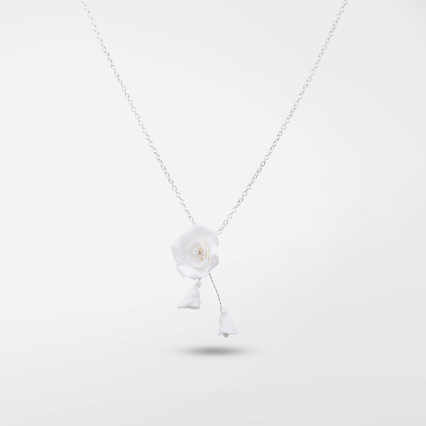 Collana con fiori in porcellana