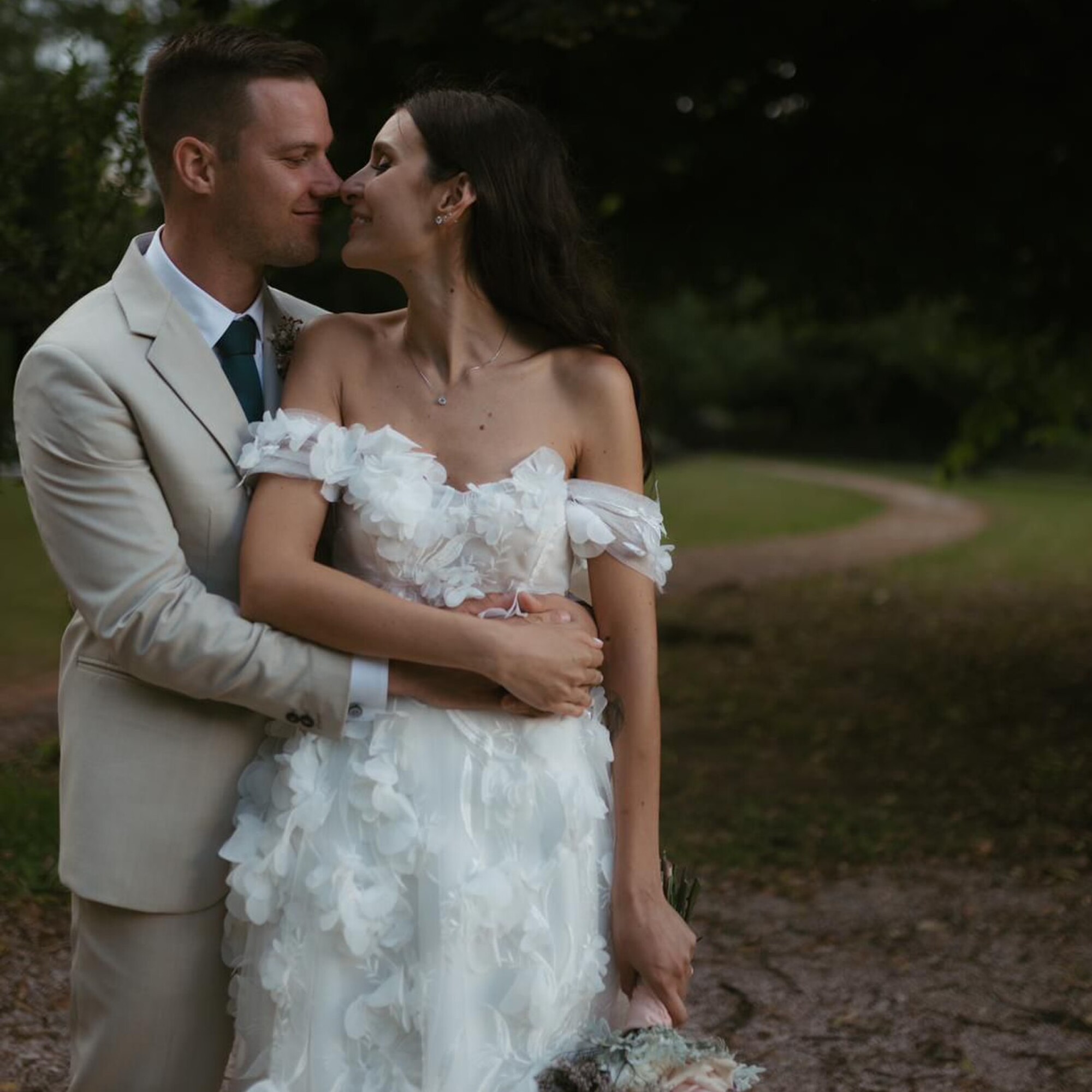 Coppia di sposi, sposa in abito bianco Patrizia Cavalleri