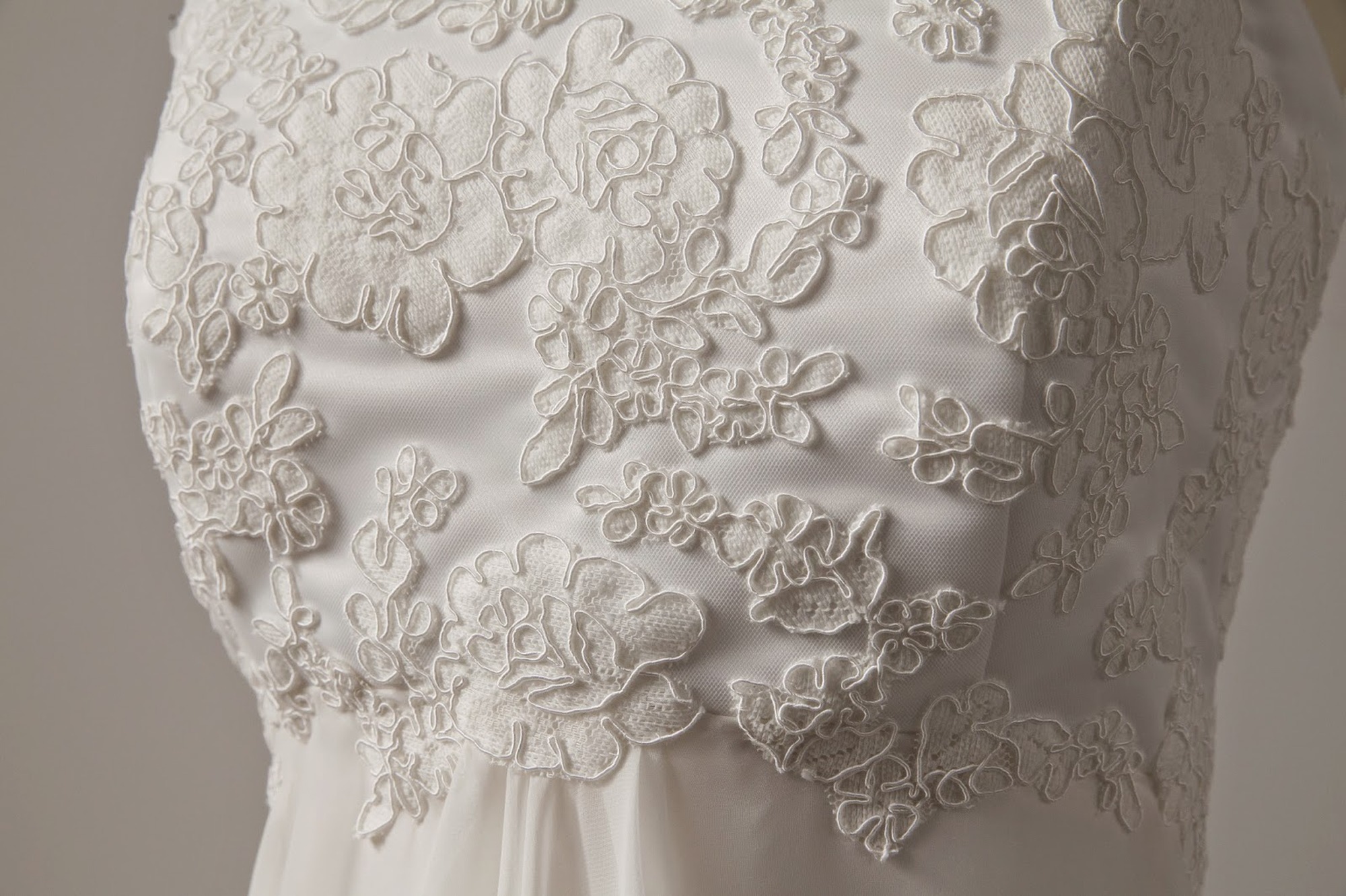 Abito da sposa pizzo e color cioccolato 