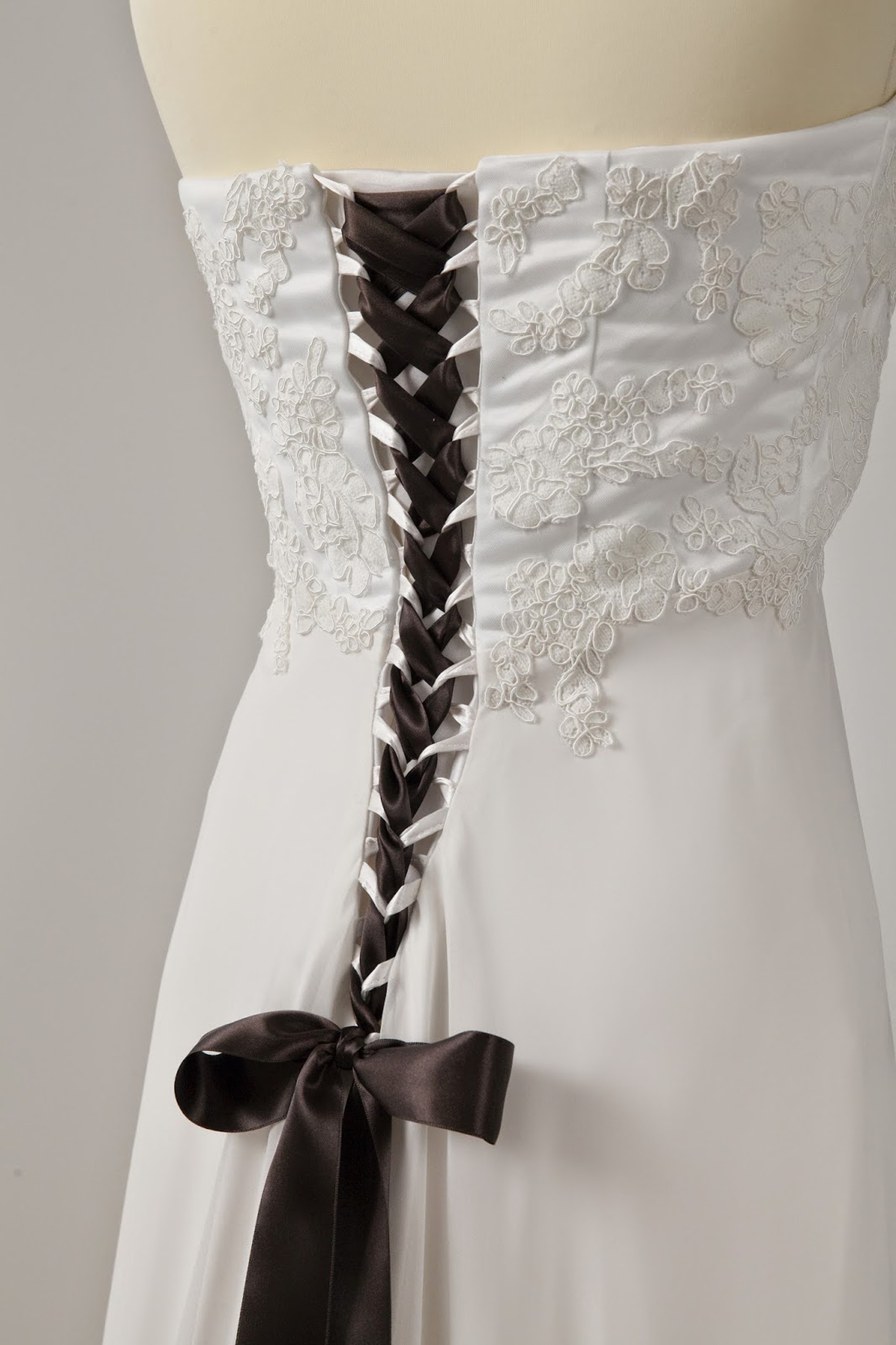 Abito da sposa pizzo e color cioccolato 