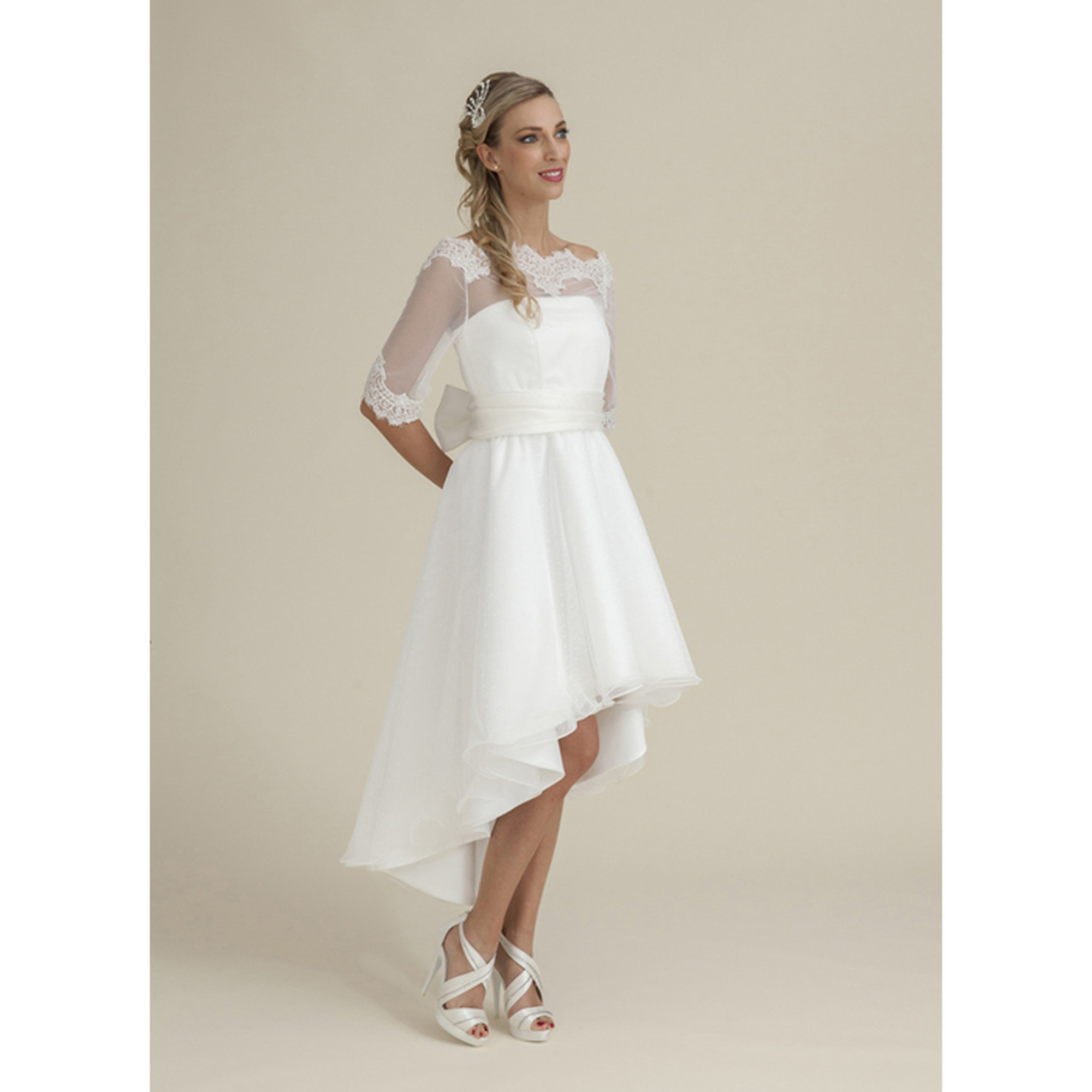 La sposa con l'abito corto...